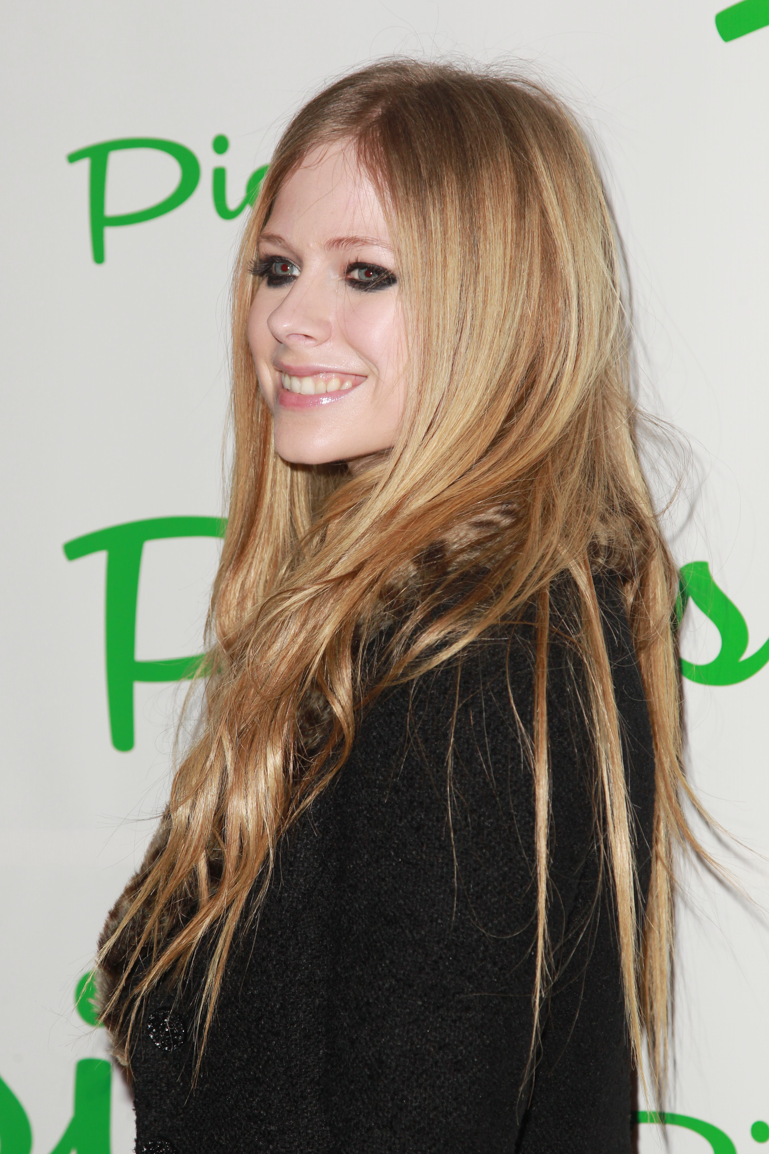 Avril Lavigne celebboardnet blogspot com 2