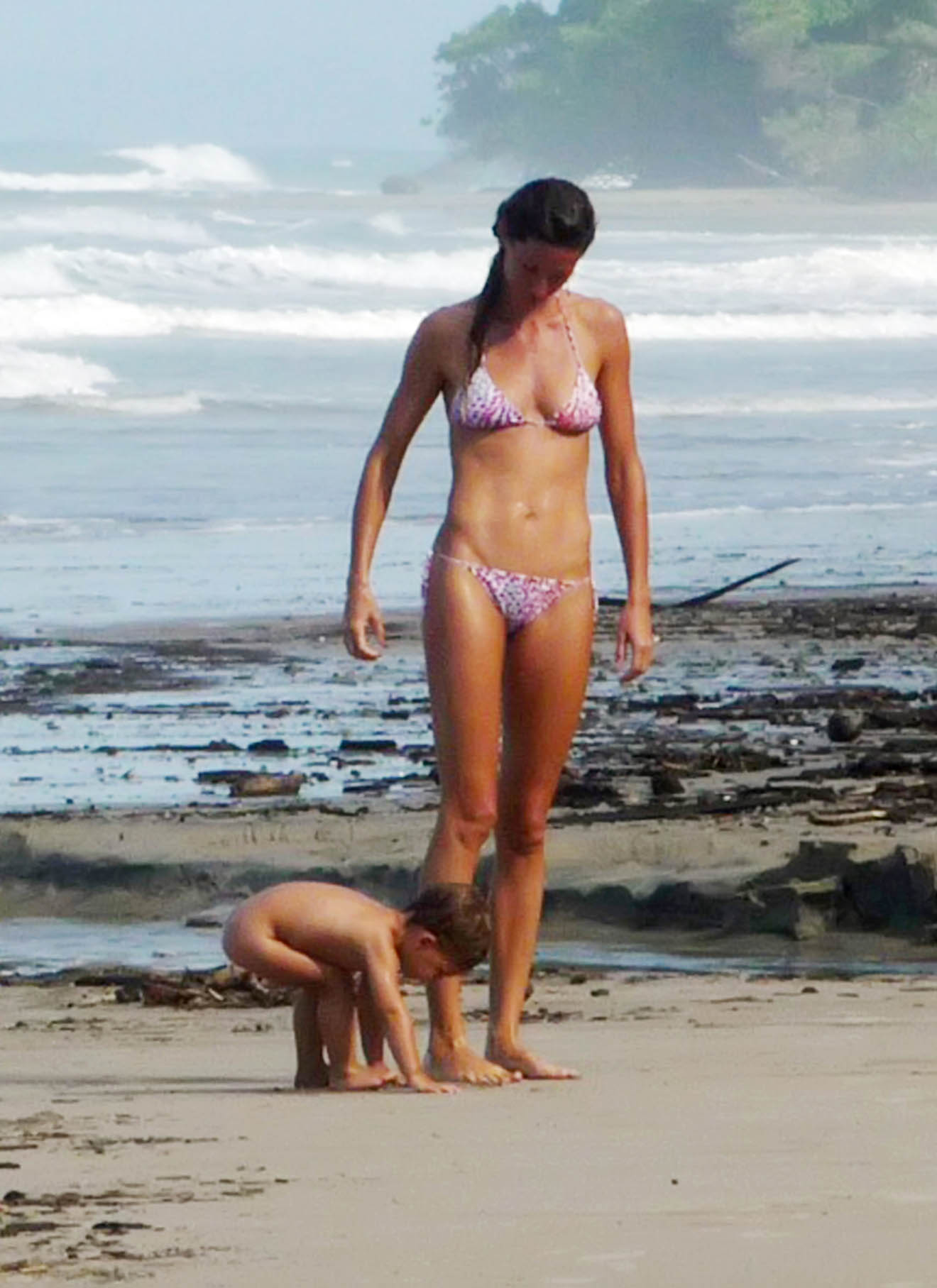 Мамы на нудиском пляже. Жизель Бюндхен фигура. Дочь Жизель Бюндхен. Жизель Бюндхен с мамой. Дочь на пляже.